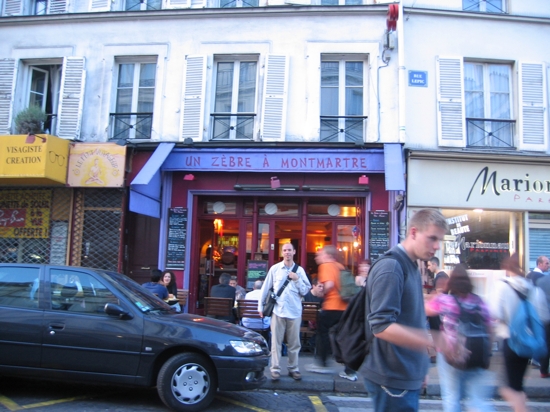 un front of Un Zebre a Montmartre